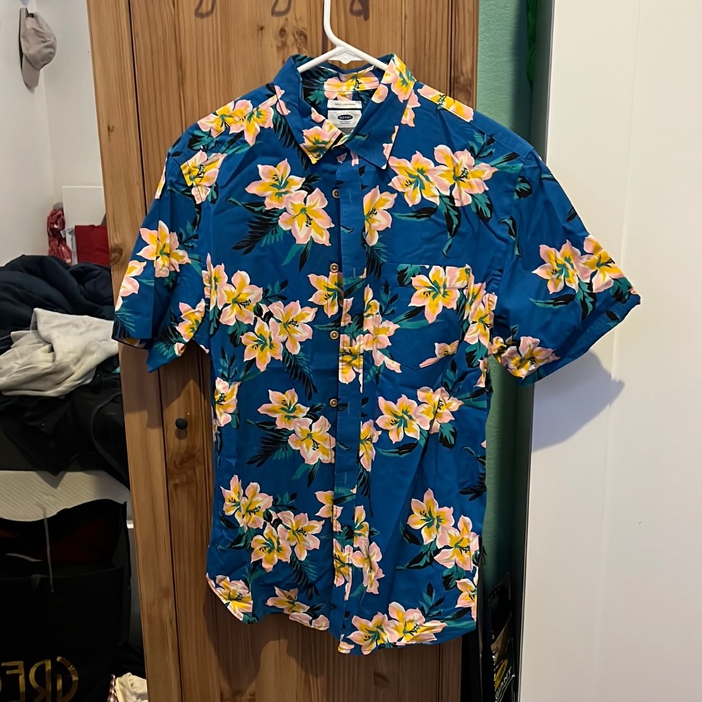 Old navy mens slim fit button up shirt with tropical floral print - size medium
